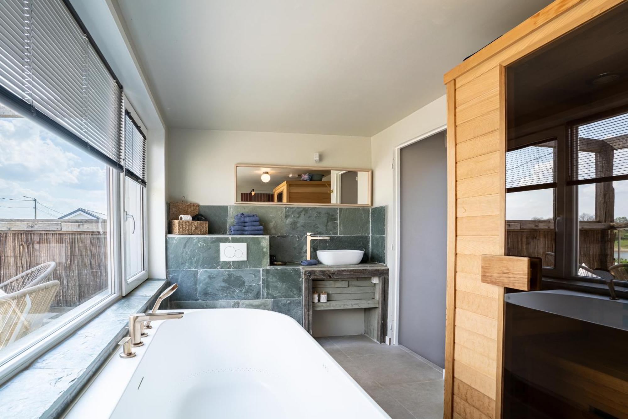 Maas Suites Ланакен Екстериор снимка