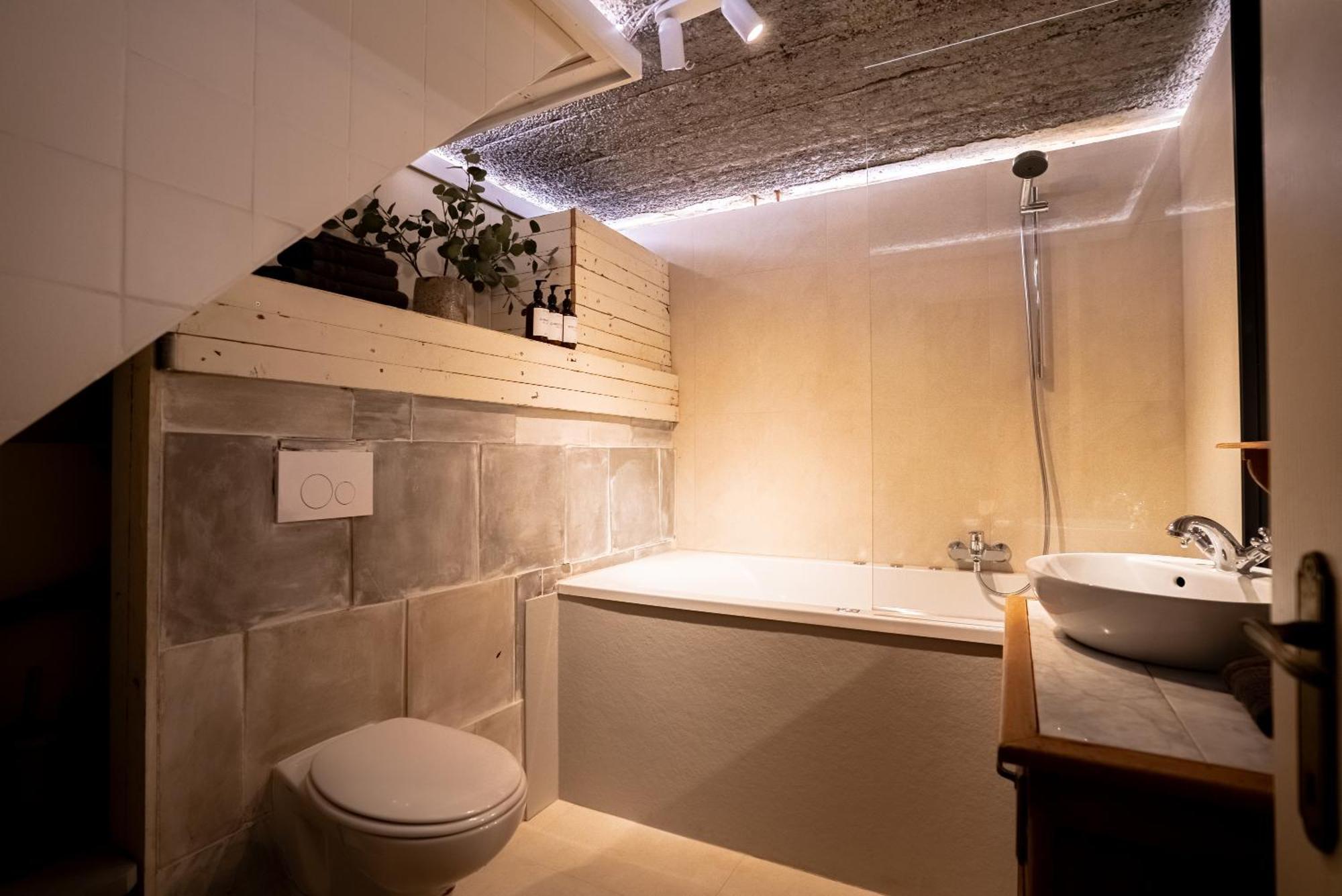 Maas Suites Ланакен Екстериор снимка